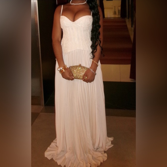 Elegant White Pleated Dress - Picture 2 of 3